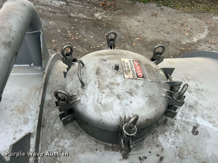 image for item DQ0952 2011 International 7400  vacuum truck