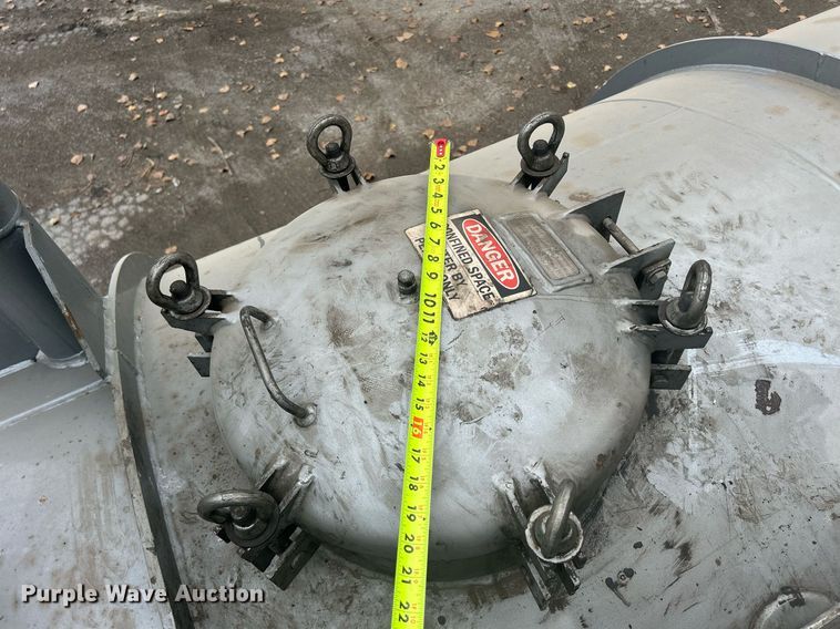 image for item DQ0952 2011 International 7400  vacuum truck