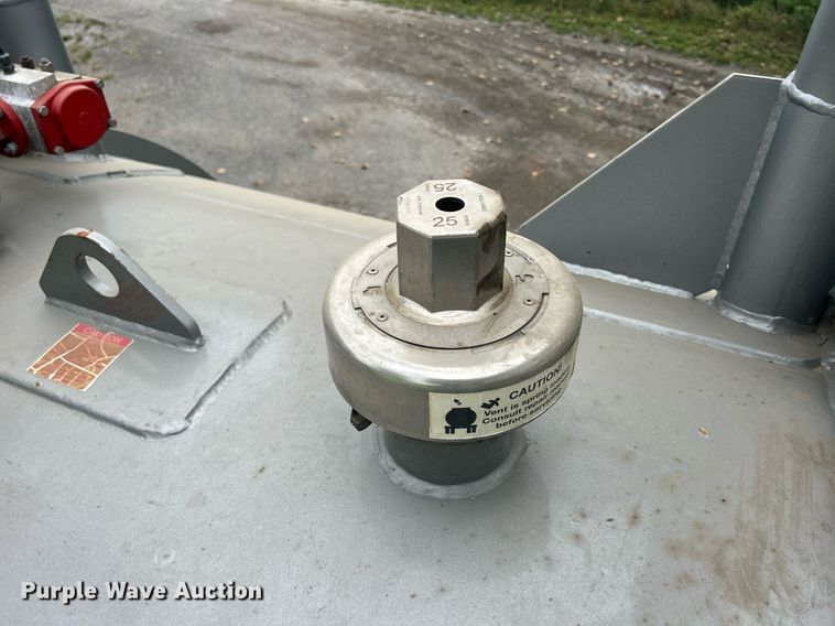 image for item DQ0952 2011 International 7400  vacuum truck