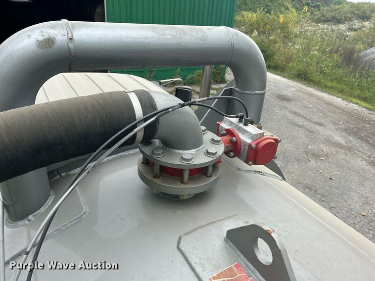 image for item DQ0952 2011 International 7400  vacuum truck