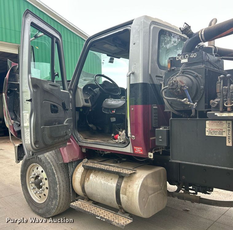 image for item DQ0952 2011 International 7400  vacuum truck