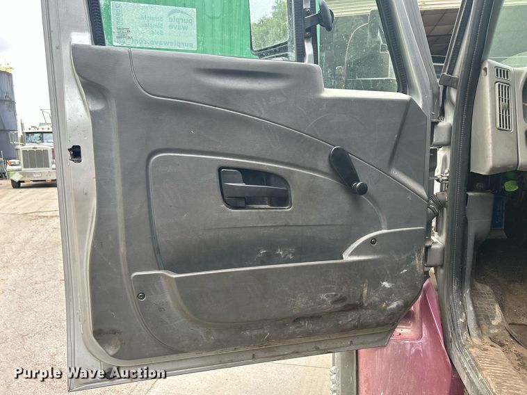 image for item DQ0952 2011 International 7400  vacuum truck