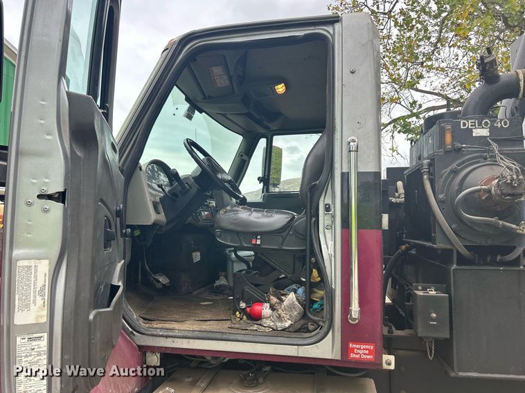 image for item DQ0952 2011 International 7400  vacuum truck