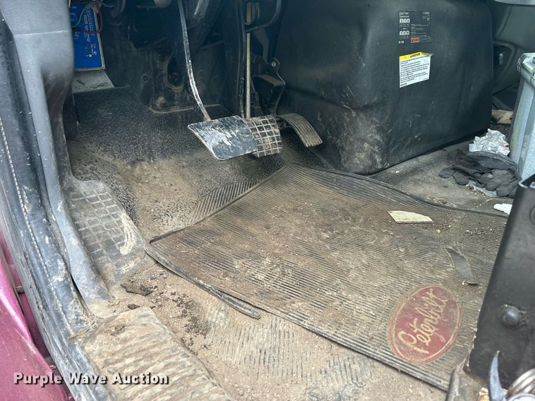 image for item DQ0952 2011 International 7400  vacuum truck