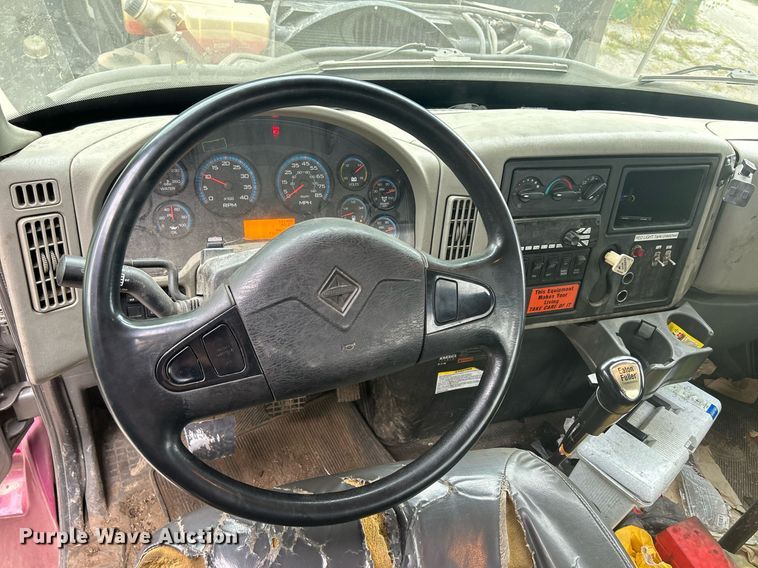 image for item DQ0952 2011 International 7400  vacuum truck