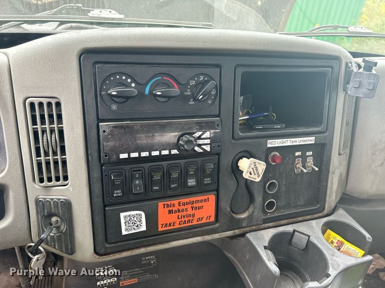 image for item DQ0952 2011 International 7400  vacuum truck