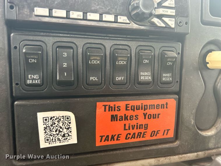 image for item DQ0952 2011 International 7400  vacuum truck