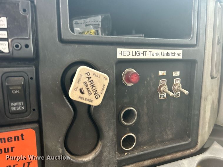 image for item DQ0952 2011 International 7400  vacuum truck