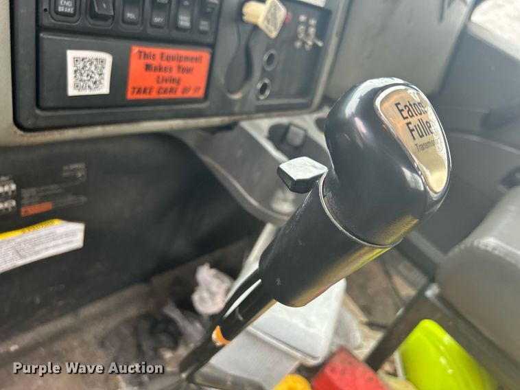 image for item DQ0952 2011 International 7400  vacuum truck