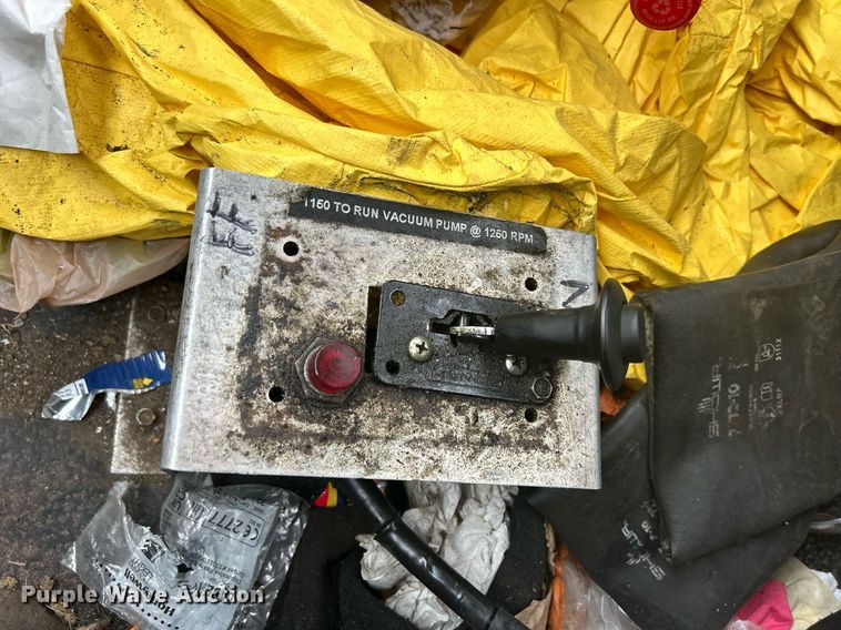 image for item DQ0952 2011 International 7400  vacuum truck