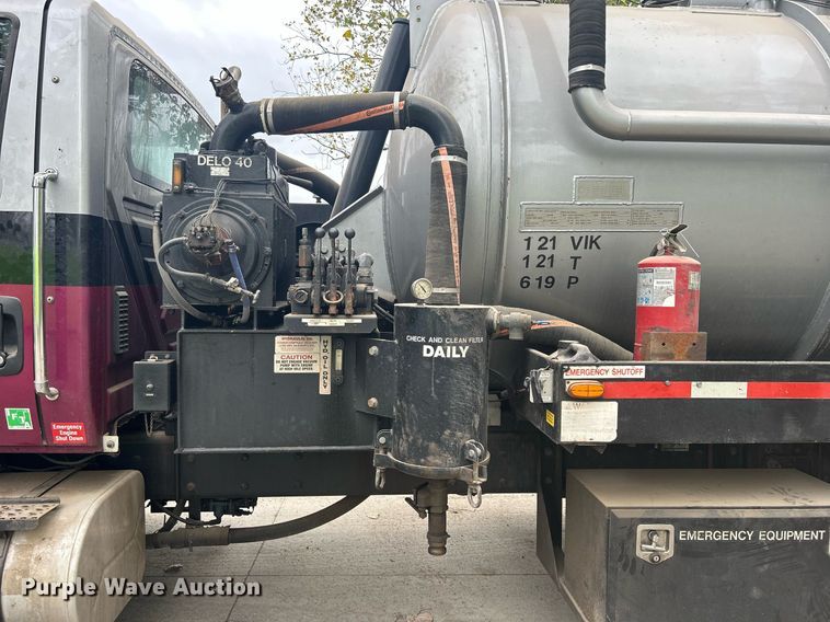 image for item DQ0952 2011 International 7400  vacuum truck