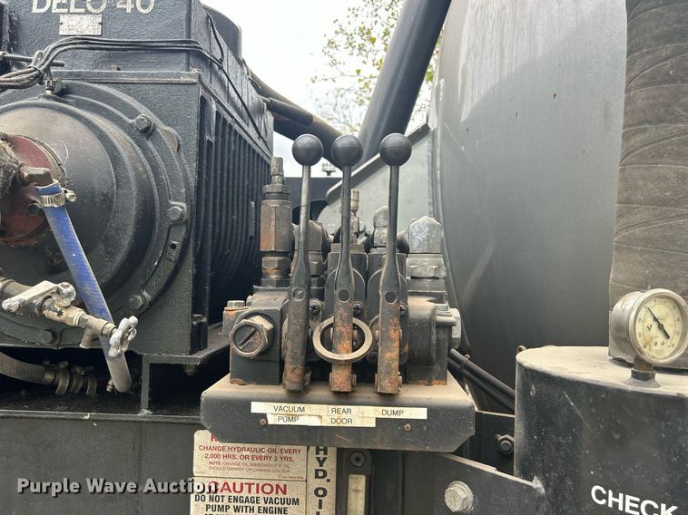 image for item DQ0952 2011 International 7400  vacuum truck