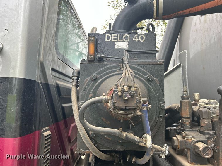 image for item DQ0952 2011 International 7400  vacuum truck