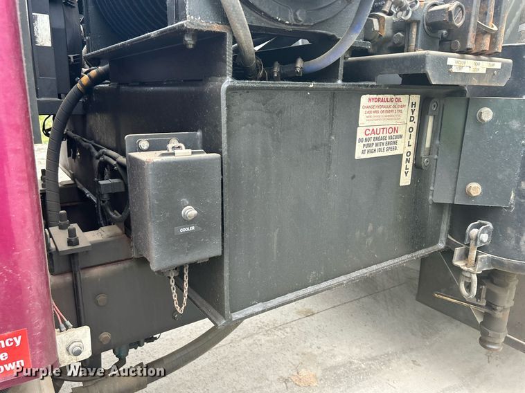 image for item DQ0952 2011 International 7400  vacuum truck