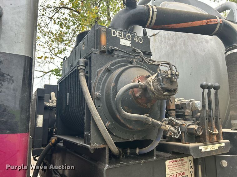 image for item DQ0952 2011 International 7400  vacuum truck