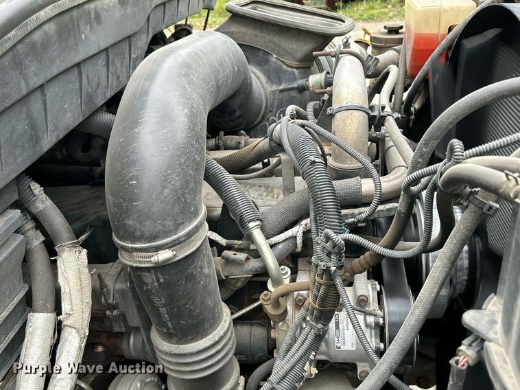 image for item DQ0952 2011 International 7400  vacuum truck