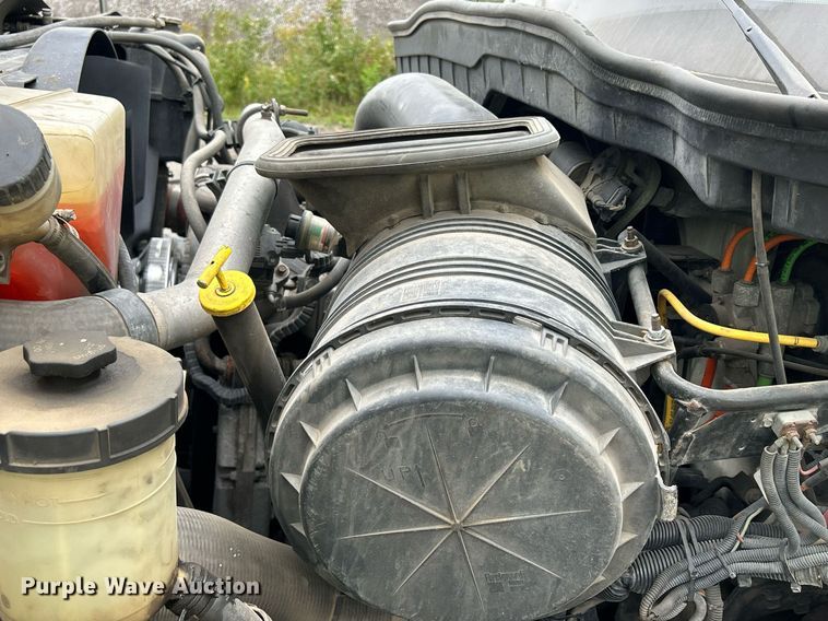 image for item DQ0952 2011 International 7400  vacuum truck