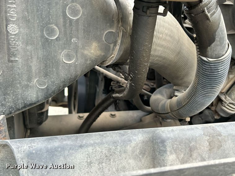 image for item DQ0952 2011 International 7400  vacuum truck