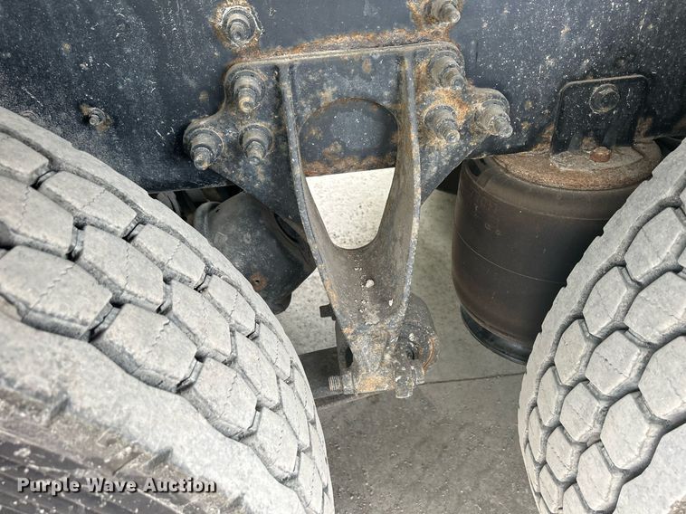 image for item DQ0952 2011 International 7400  vacuum truck