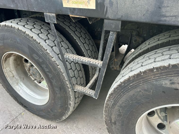 image for item DQ0952 2011 International 7400  vacuum truck