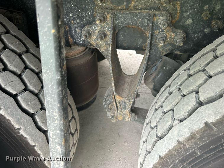 image for item DQ0952 2011 International 7400  vacuum truck