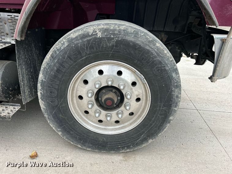 image for item DQ0952 2011 International 7400  vacuum truck