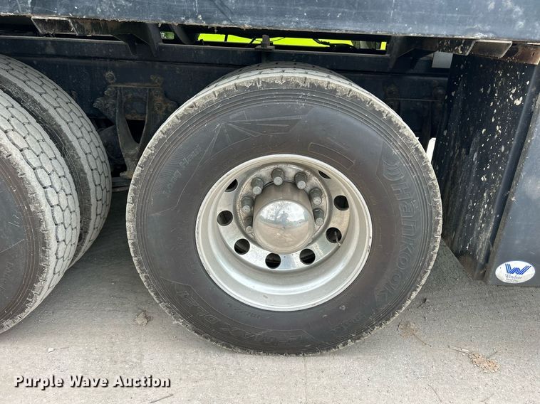 image for item DQ0952 2011 International 7400  vacuum truck