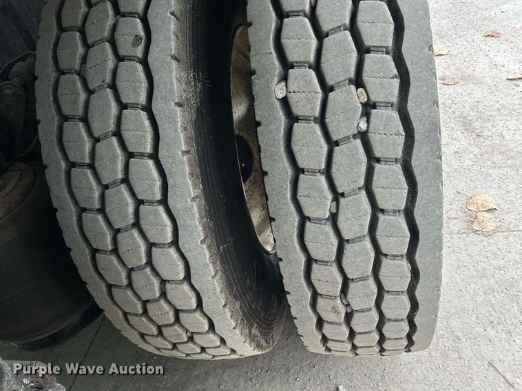 image for item DQ0952 2011 International 7400  vacuum truck