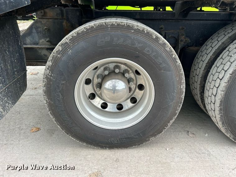 image for item DQ0952 2011 International 7400  vacuum truck