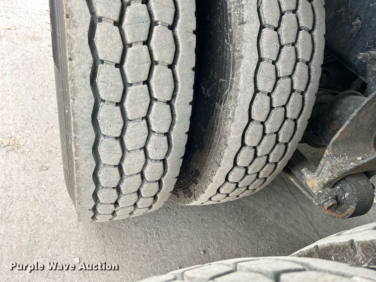 image for item DQ0952 2011 International 7400  vacuum truck