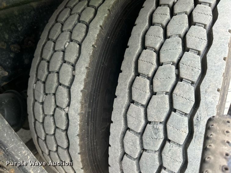 image for item DQ0952 2011 International 7400  vacuum truck