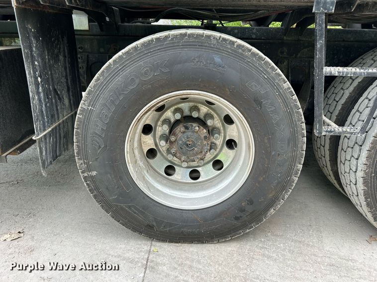 image for item DQ0952 2011 International 7400  vacuum truck