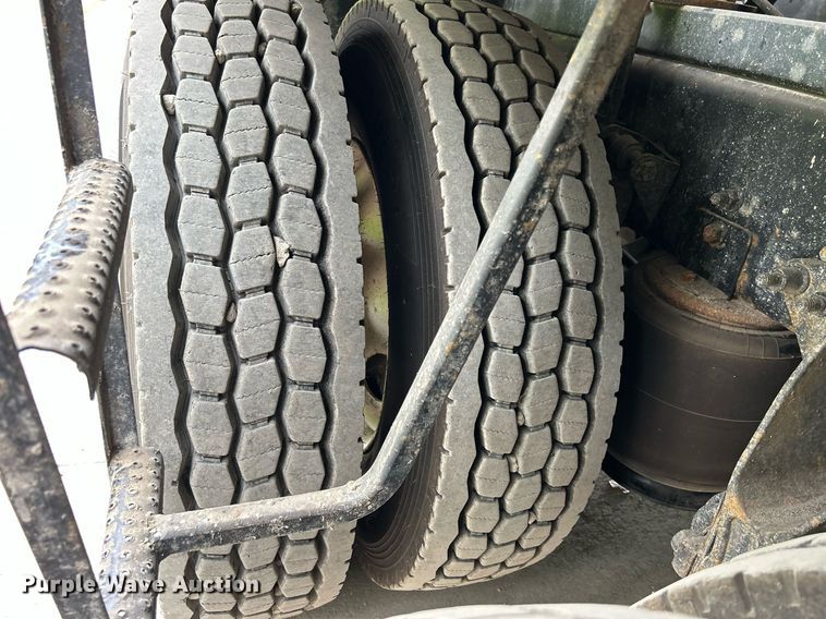 image for item DQ0952 2011 International 7400  vacuum truck