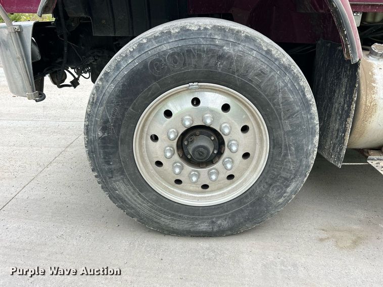 image for item DQ0952 2011 International 7400  vacuum truck