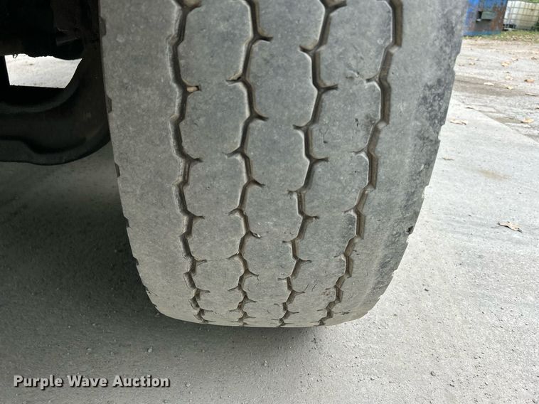 image for item DQ0952 2011 International 7400  vacuum truck