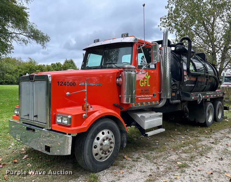 image for item DQ0953 2004 Western Star 4900  vacuum truck