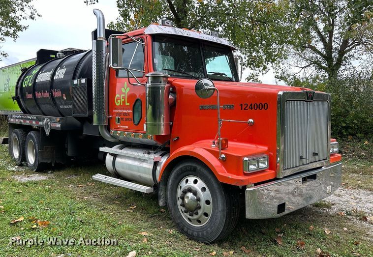 image for item DQ0953 2004 Western Star 4900  vacuum truck