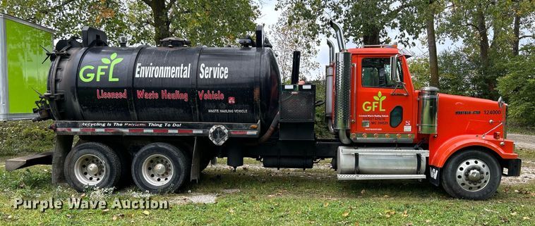 image for item DQ0953 2004 Western Star 4900  vacuum truck