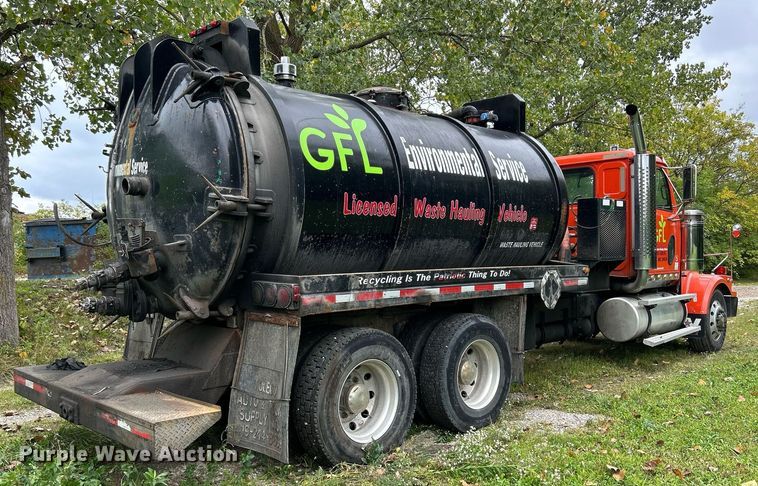 image for item DQ0953 2004 Western Star 4900  vacuum truck