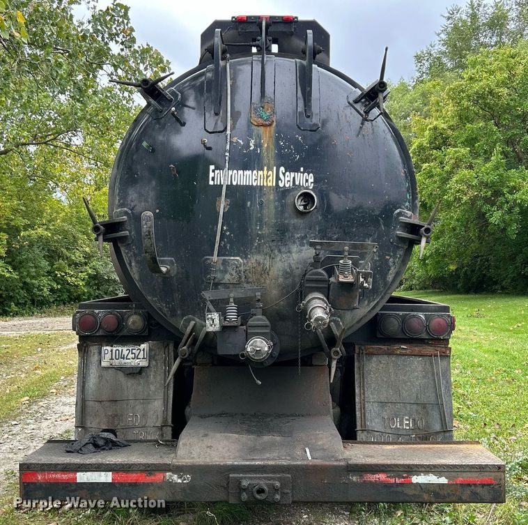 image for item DQ0953 2004 Western Star 4900  vacuum truck