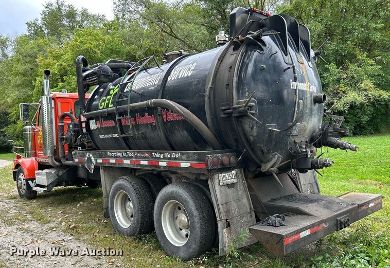 image for item DQ0953 2004 Western Star 4900  vacuum truck