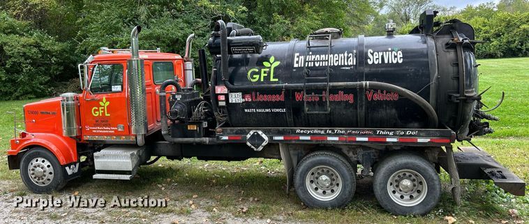 image for item DQ0953 2004 Western Star 4900  vacuum truck