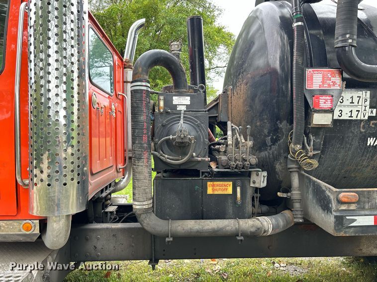 image for item DQ0953 2004 Western Star 4900  vacuum truck