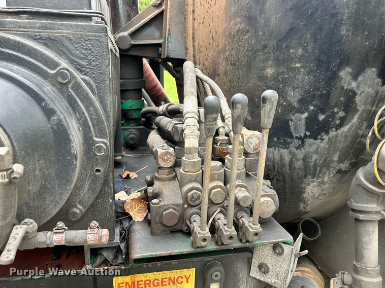 image for item DQ0953 2004 Western Star 4900  vacuum truck