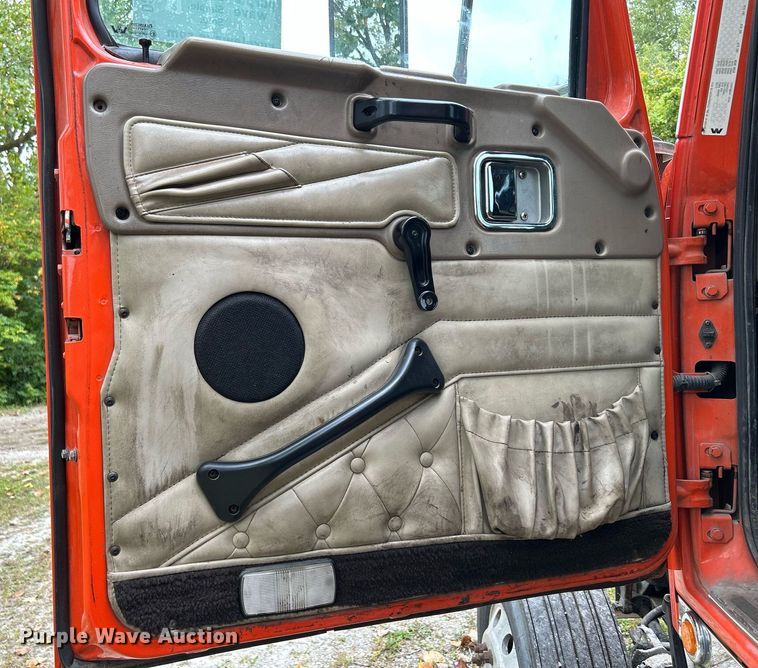 image for item DQ0953 2004 Western Star 4900  vacuum truck