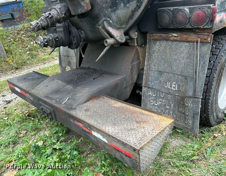 image for item DQ0953 2004 Western Star 4900  vacuum truck