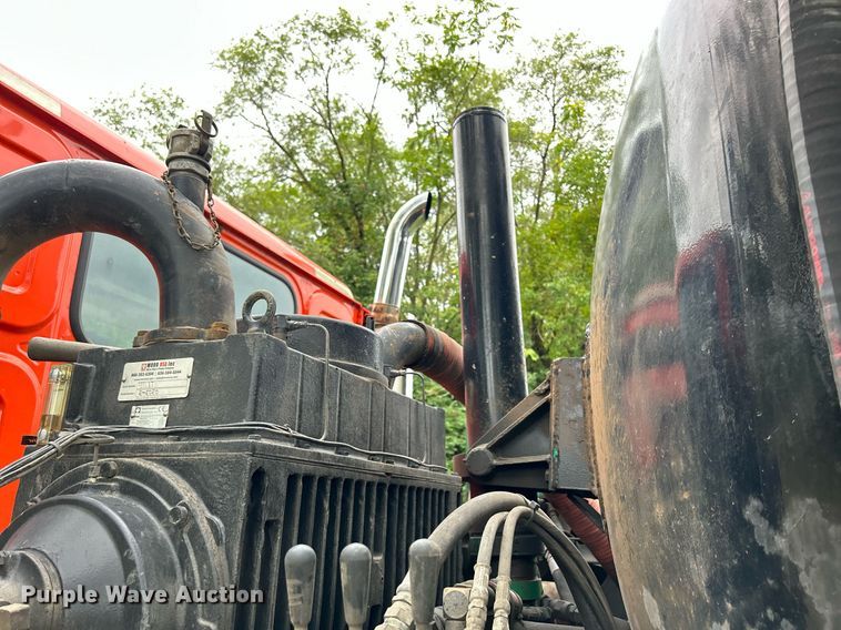 image for item DQ0953 2004 Western Star 4900  vacuum truck