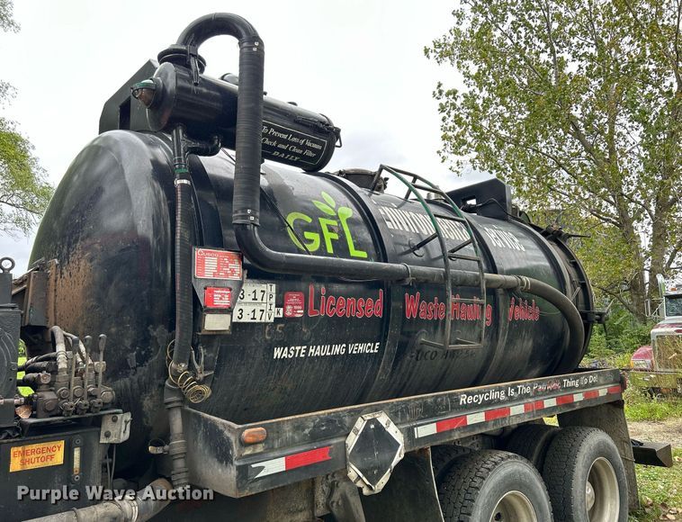 image for item DQ0953 2004 Western Star 4900  vacuum truck