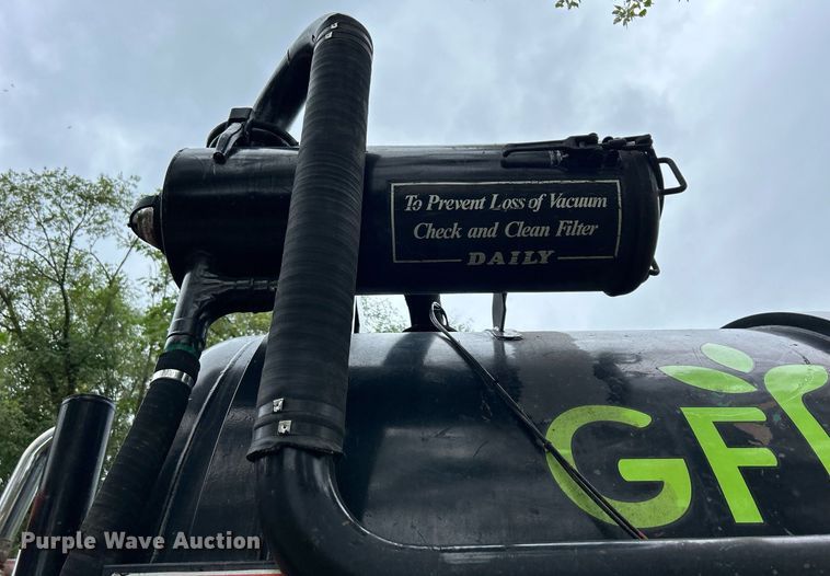 image for item DQ0953 2004 Western Star 4900  vacuum truck