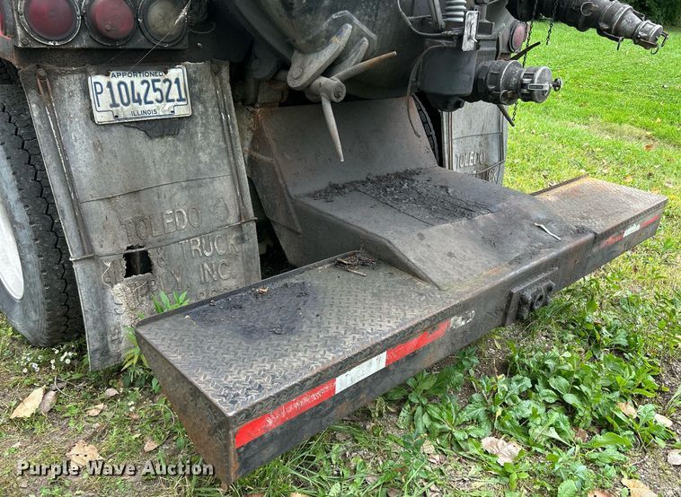 image for item DQ0953 2004 Western Star 4900  vacuum truck